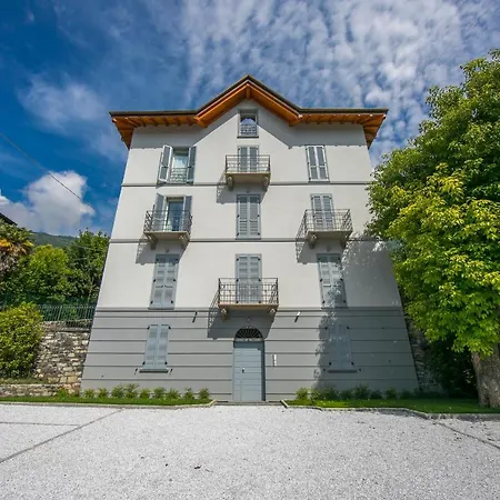 Sleeps 4 Pool Air Con Mezzegra