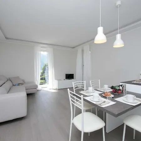 Sleeps 4 Pool Air Con